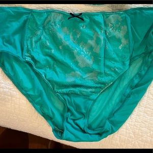 Size 26/28 Cacique panty.